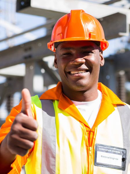Eletricista sorrindo