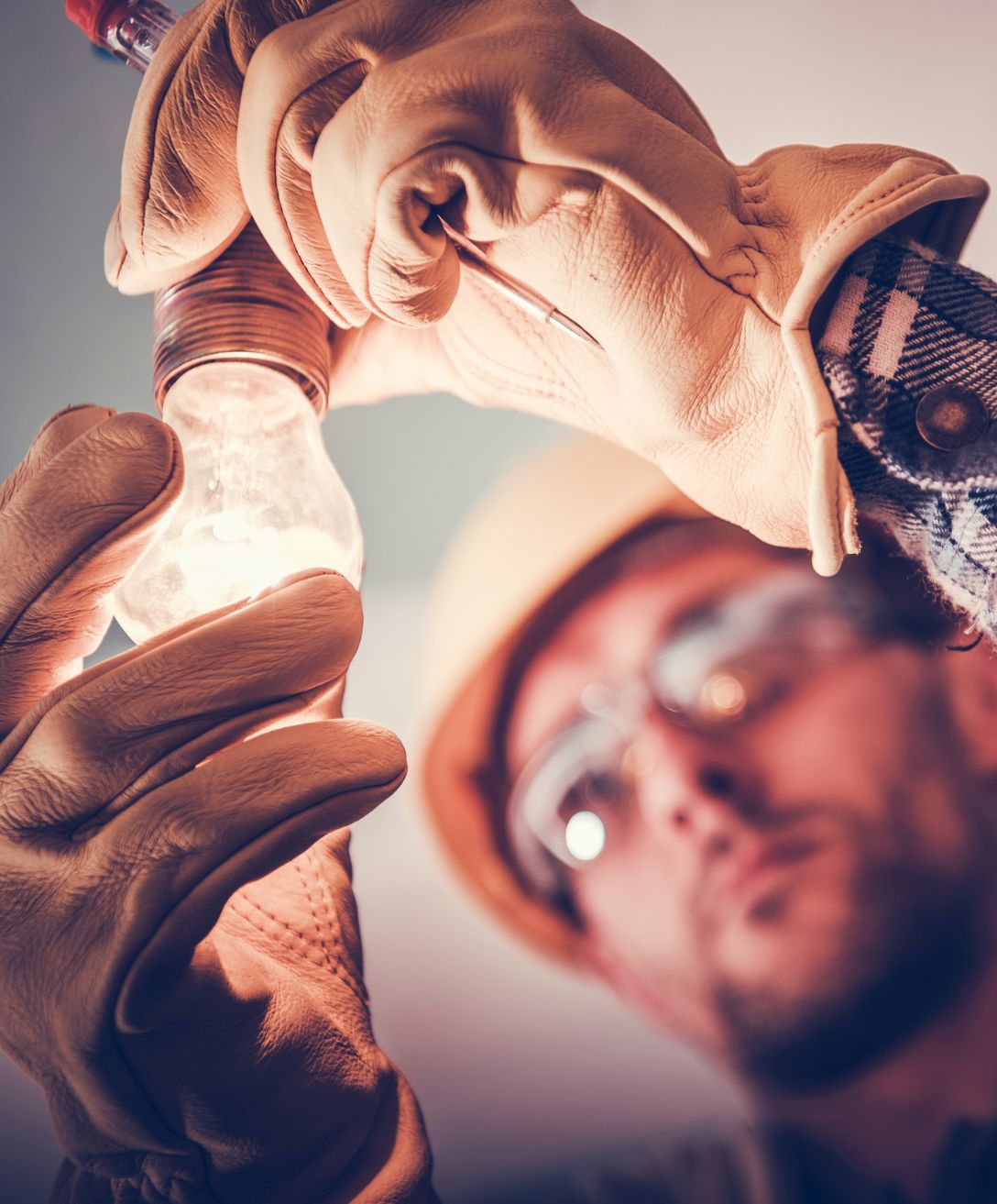 Eletricista trocando lampada<br />
